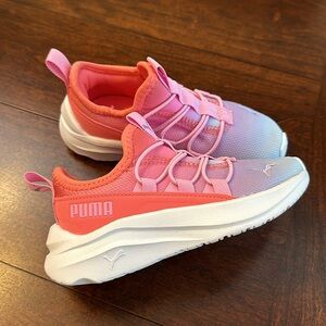 New Never Worn Girls Puma tennis shoes size 11 child